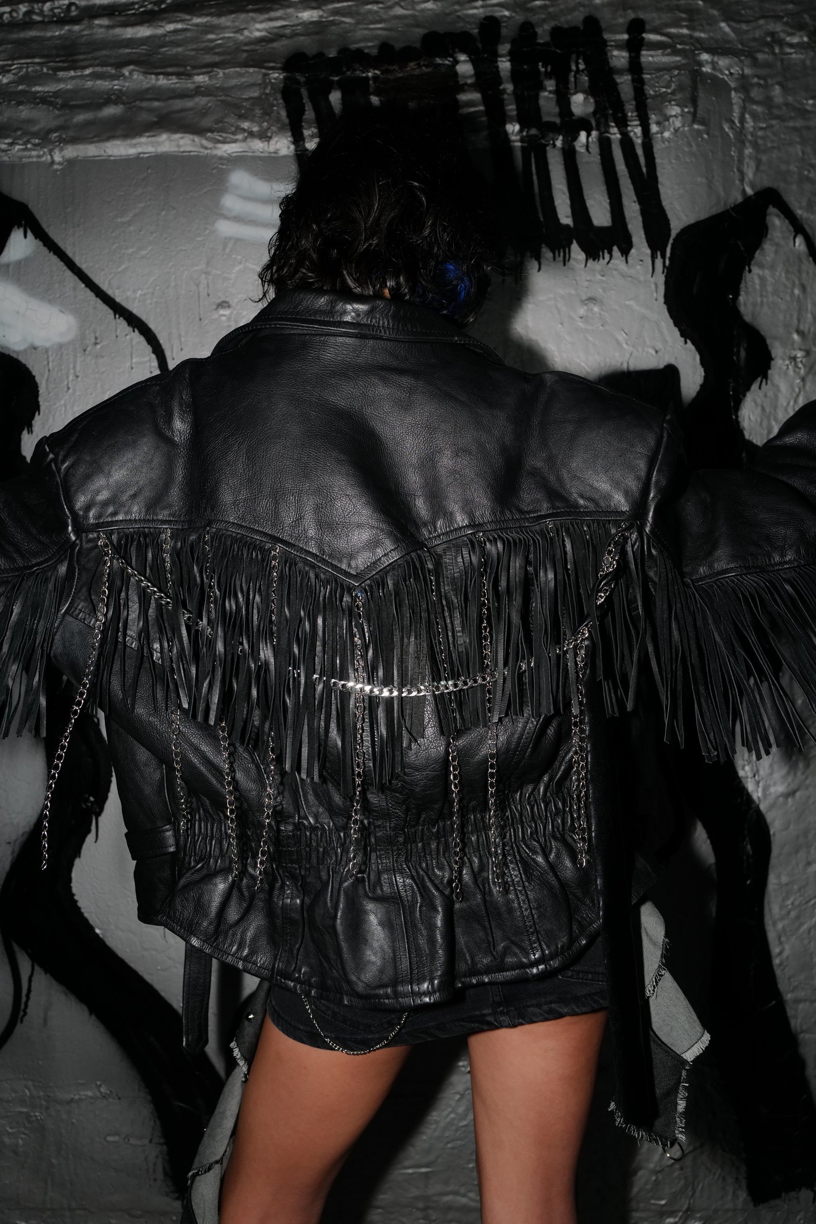 Espalda de la chaqueta de cuero con flecos y cadenas