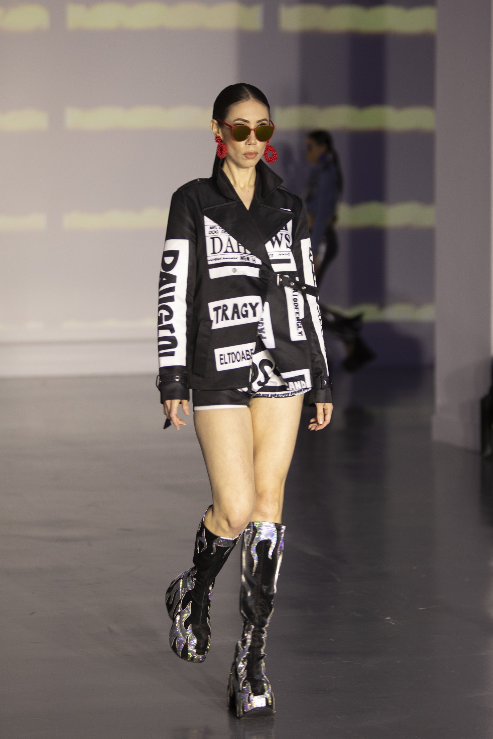 Modelo con el conjunto con letras de VALERIA IGLESIAS en una pasarela de Nueva York